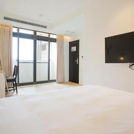 Mini West Hotel Taichung Bagian luar foto