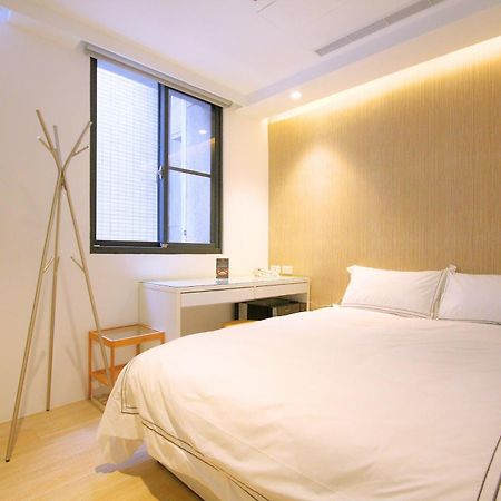 Mini West Hotel Taichung Bagian luar foto
