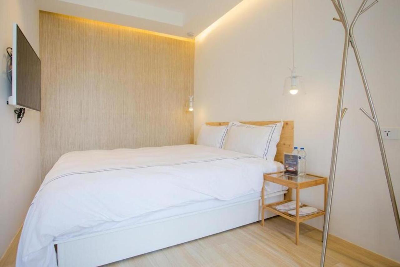 Mini West Hotel Taichung Bagian luar foto