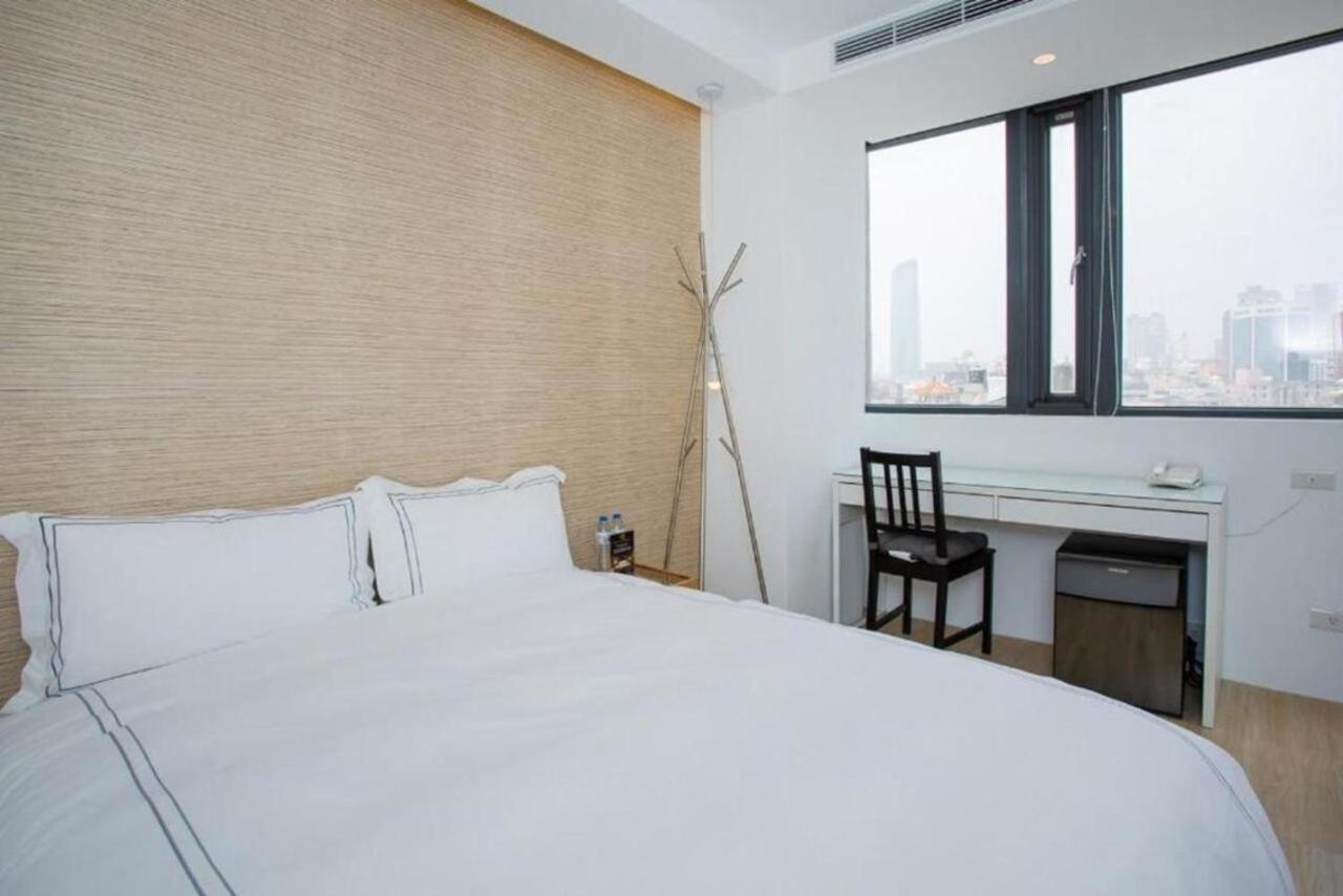 Mini West Hotel Taichung Bagian luar foto