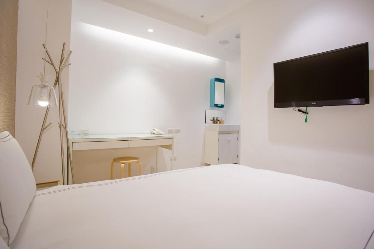 Mini West Hotel Taichung Bagian luar foto