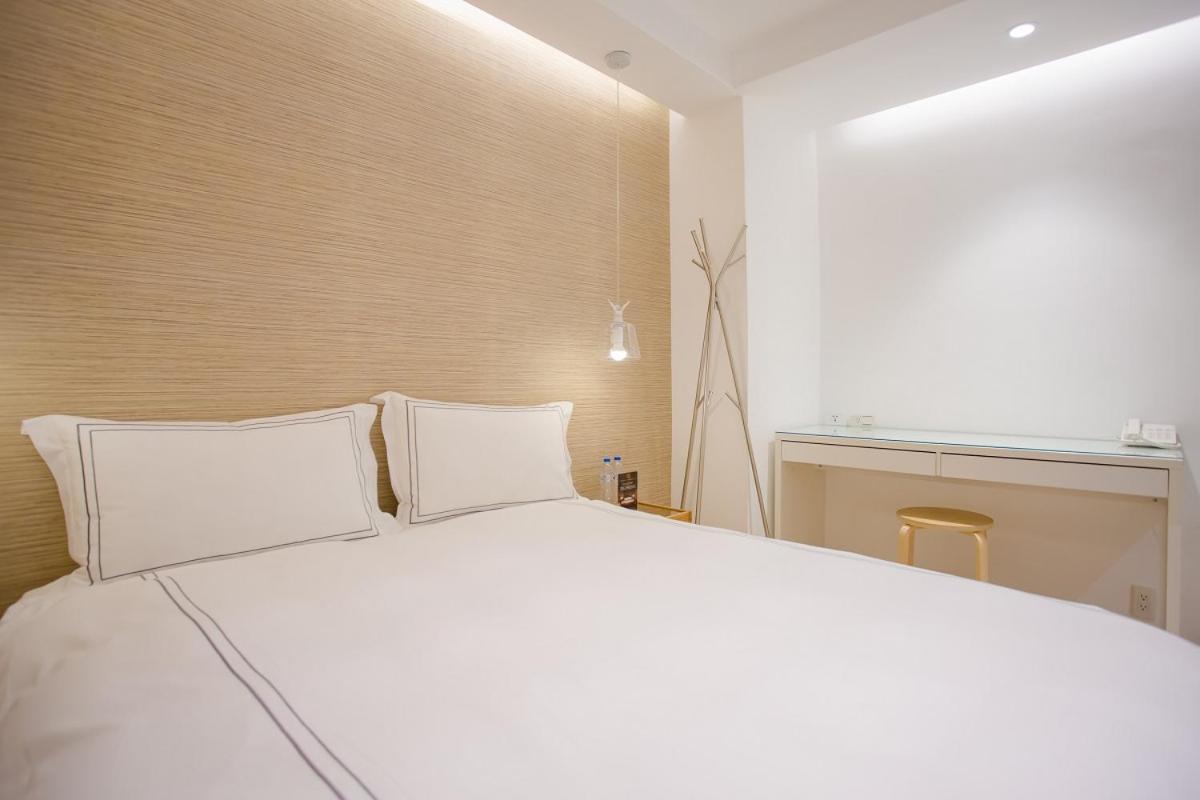 Mini West Hotel Taichung Bagian luar foto