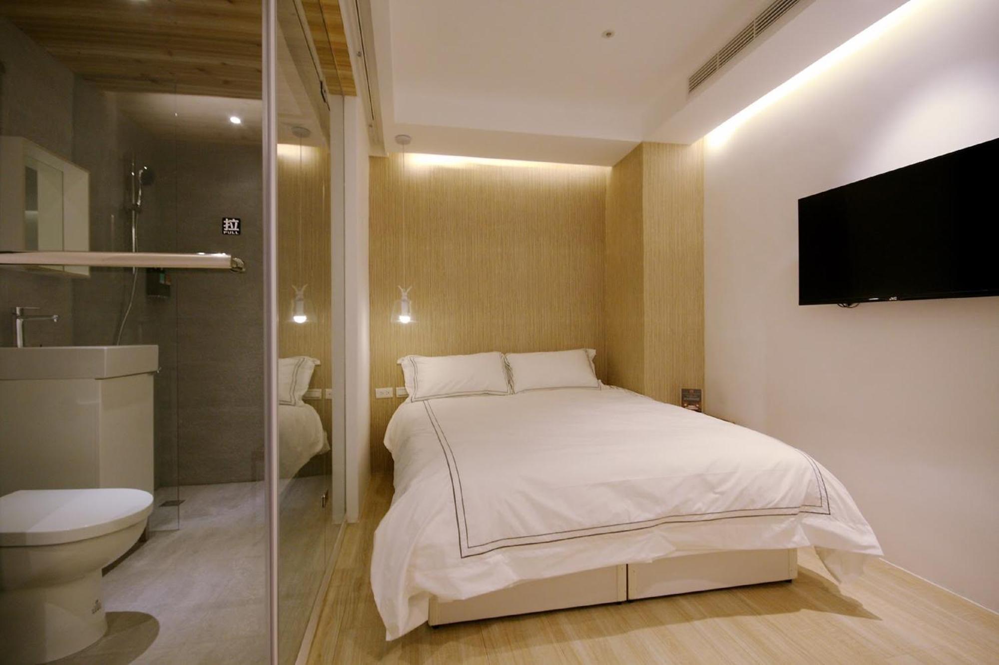 Mini West Hotel Taichung Bagian luar foto