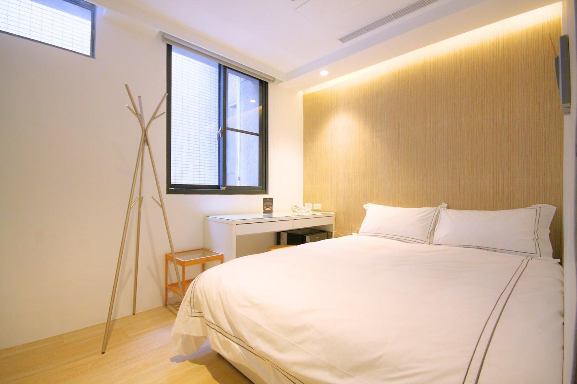 Mini West Hotel Taichung Bagian luar foto
