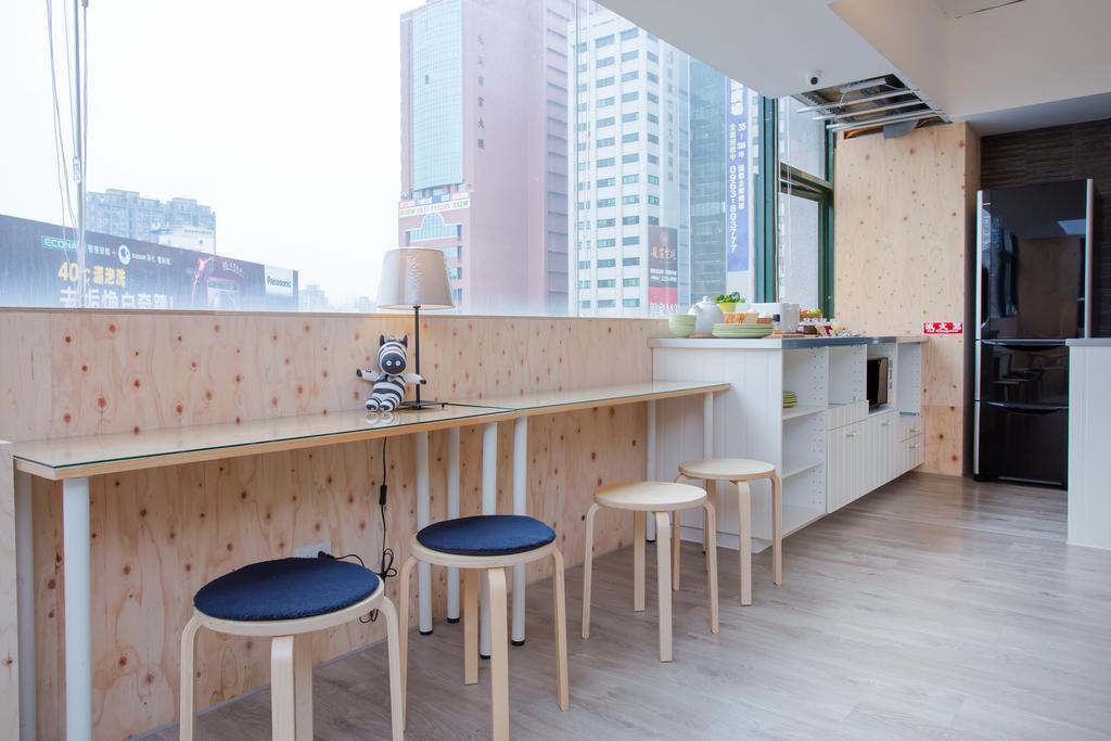 Mini West Hotel Taichung Bagian luar foto