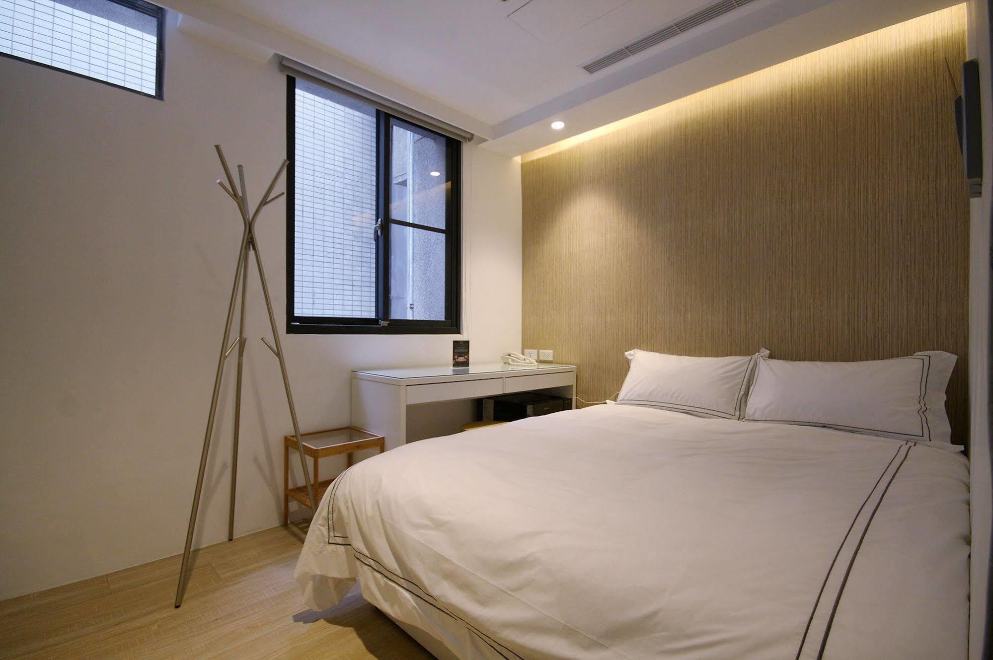 Mini West Hotel Taichung Bagian luar foto