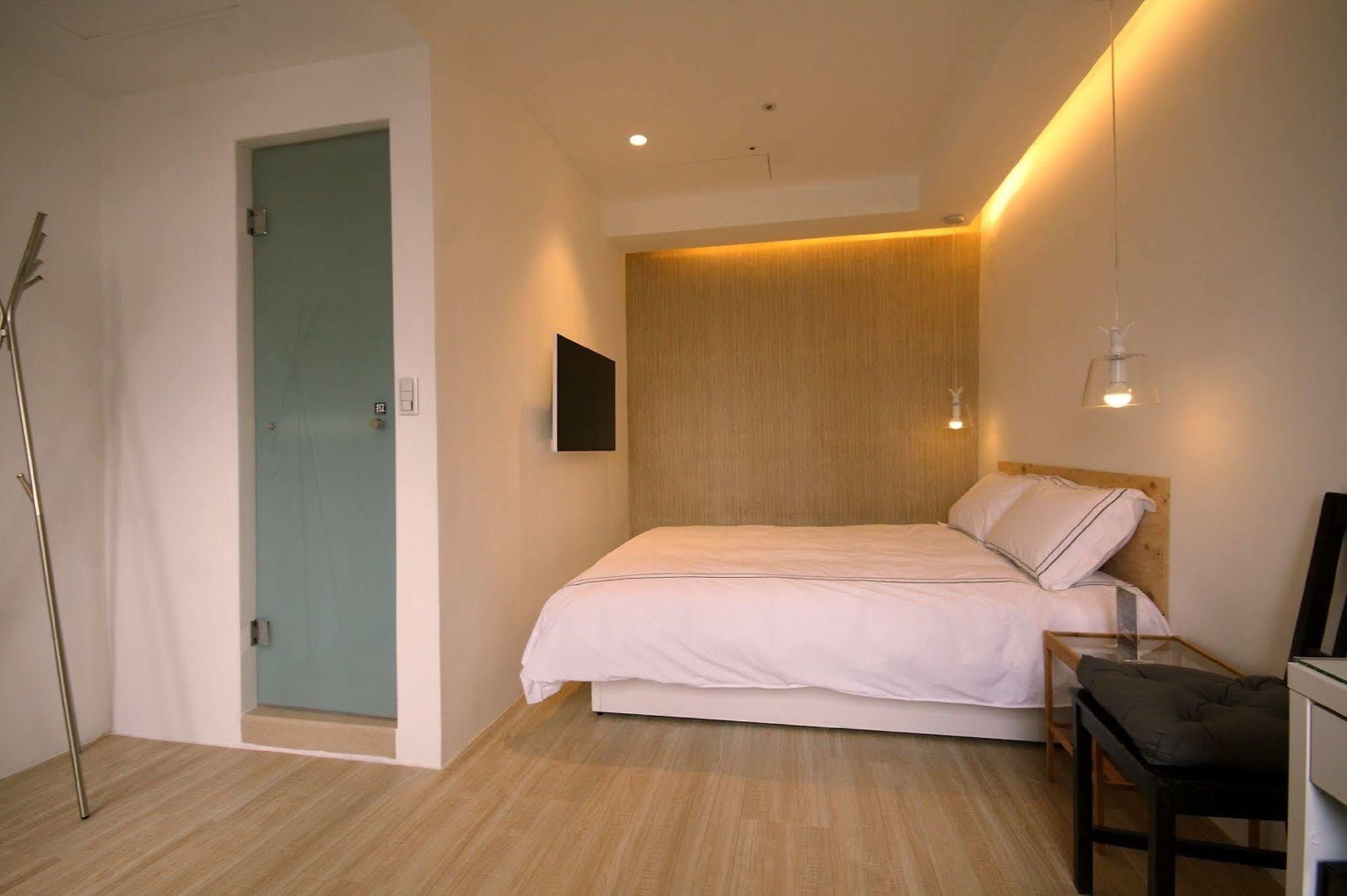 Mini West Hotel Taichung Bagian luar foto