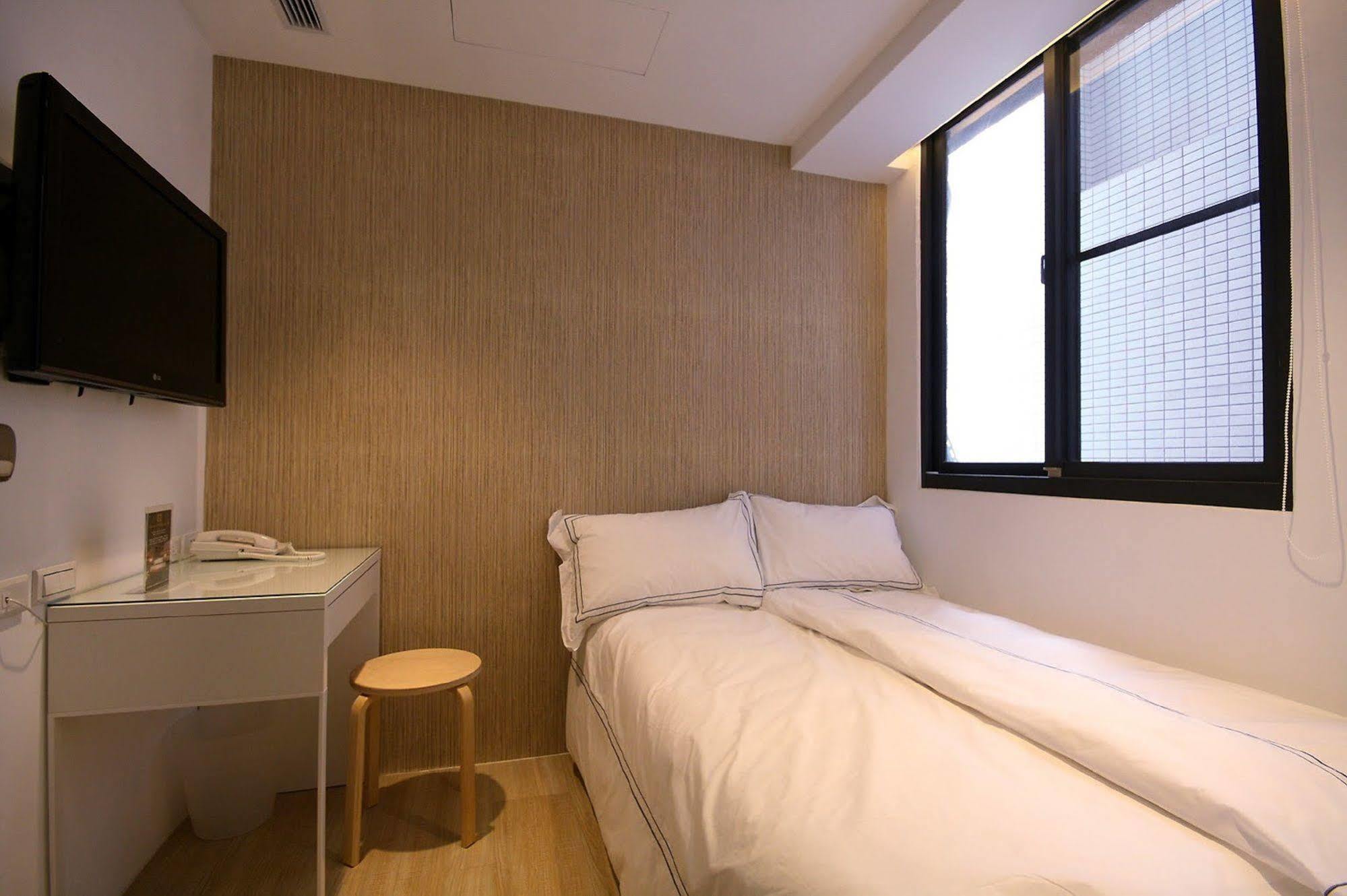 Mini West Hotel Taichung Bagian luar foto