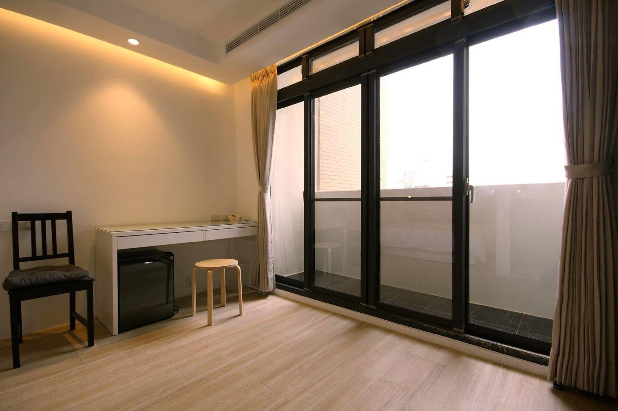 Mini West Hotel Taichung Bagian luar foto