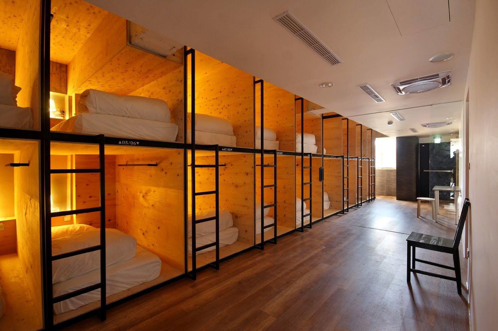 Mini West Hotel Taichung Bagian luar foto