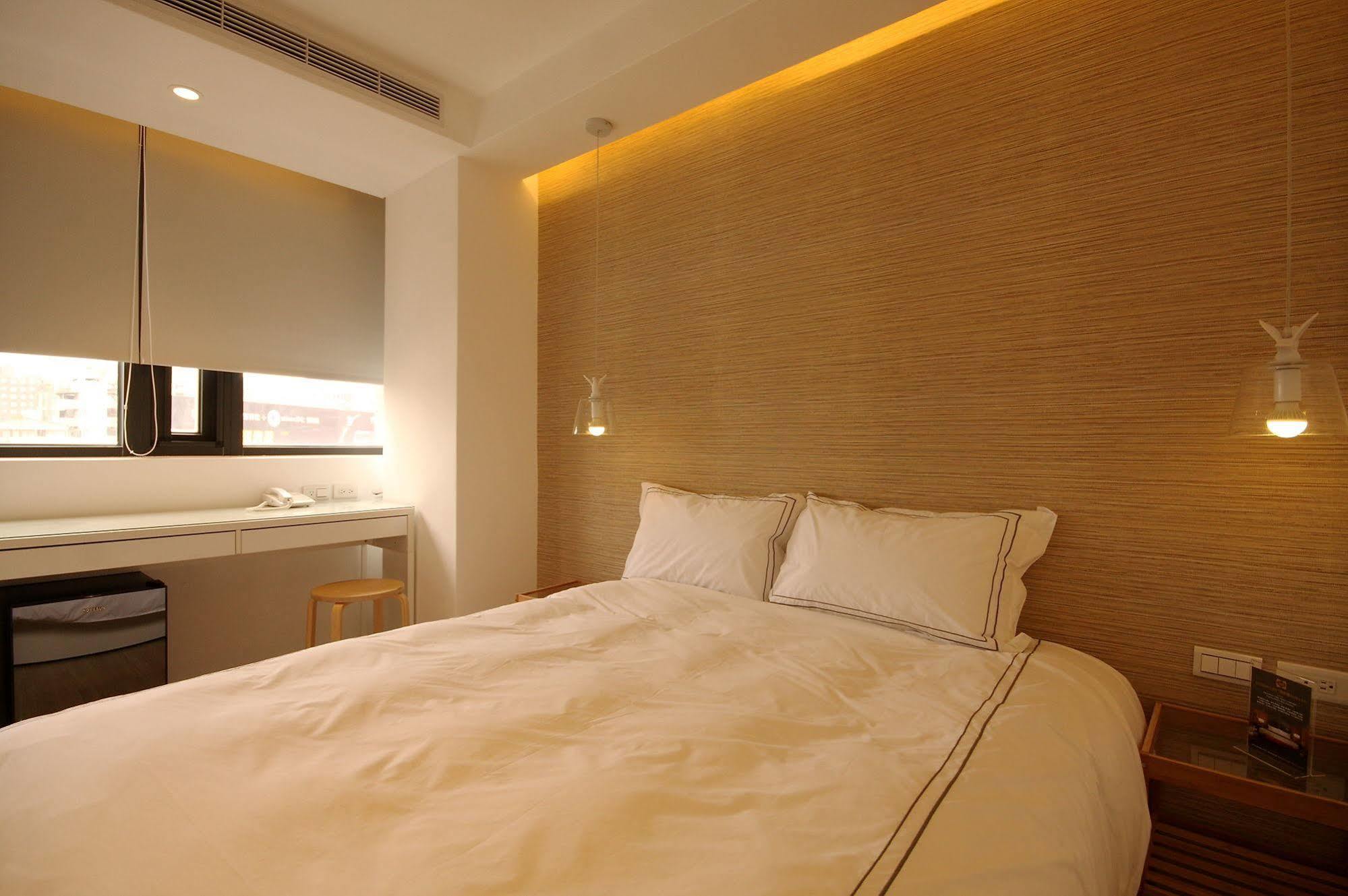 Mini West Hotel Taichung Bagian luar foto