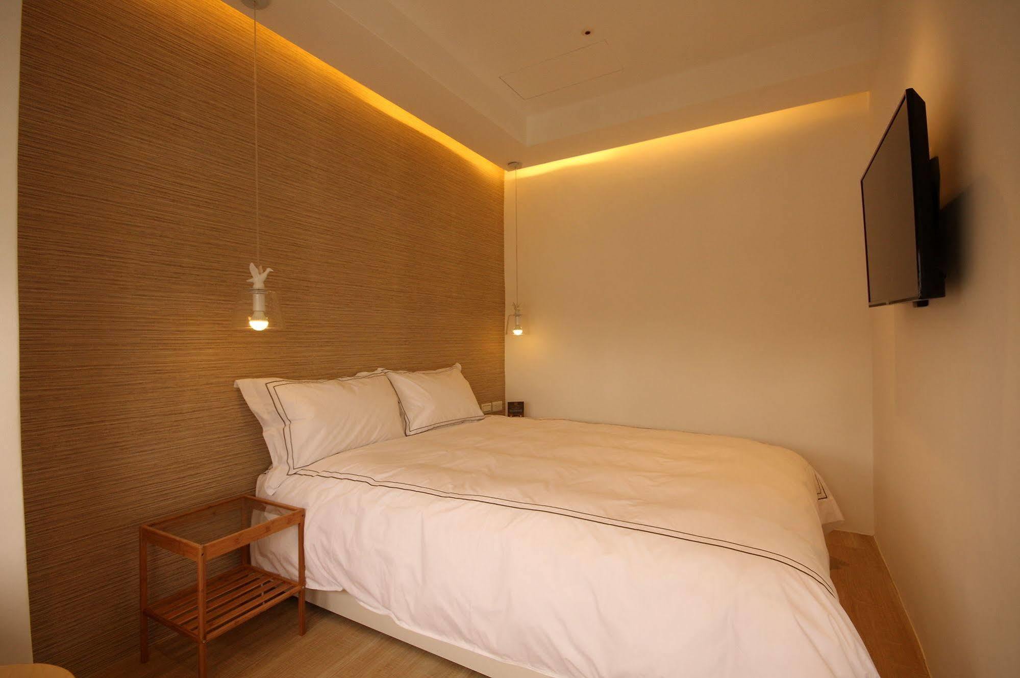 Mini West Hotel Taichung Bagian luar foto